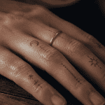 Tatouage doigt signification main élégante