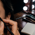 Meilleur crayon yeux waterproof sur coiffeuse avec application