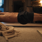 Programme abdos homme maison : homme en hollow body sur tapis