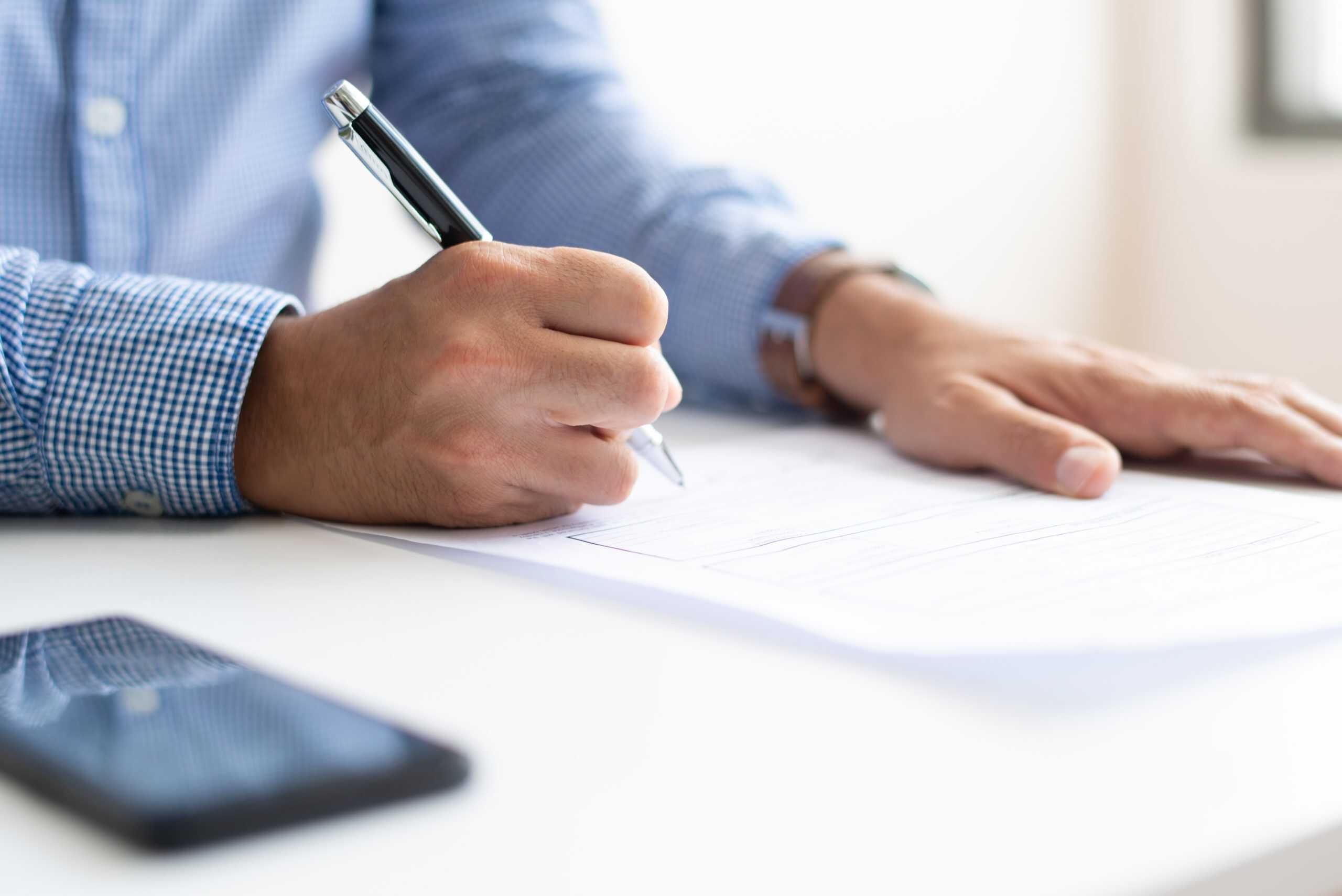 Personne qui lie et signe des papiers et de la réglementation