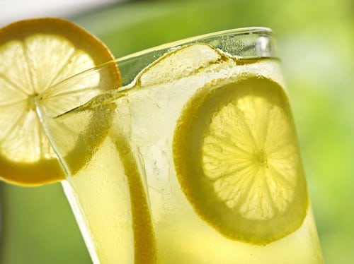 agua tibia de limon