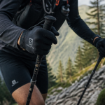 batons de trail pliables sur sentier montagne