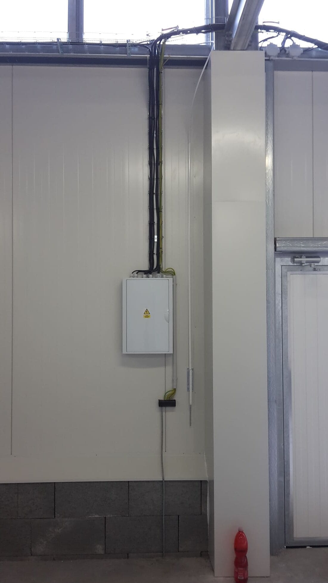Elektromontáž rozvaděče na stěně – příprava elektroinstalace v interiéru
