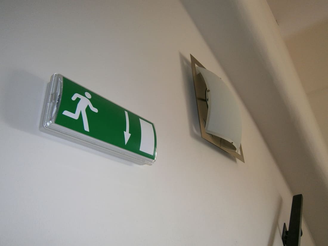 Nouzové osvětlení a únikový směrový znak – bezpečnostní elektroinstalace v budově