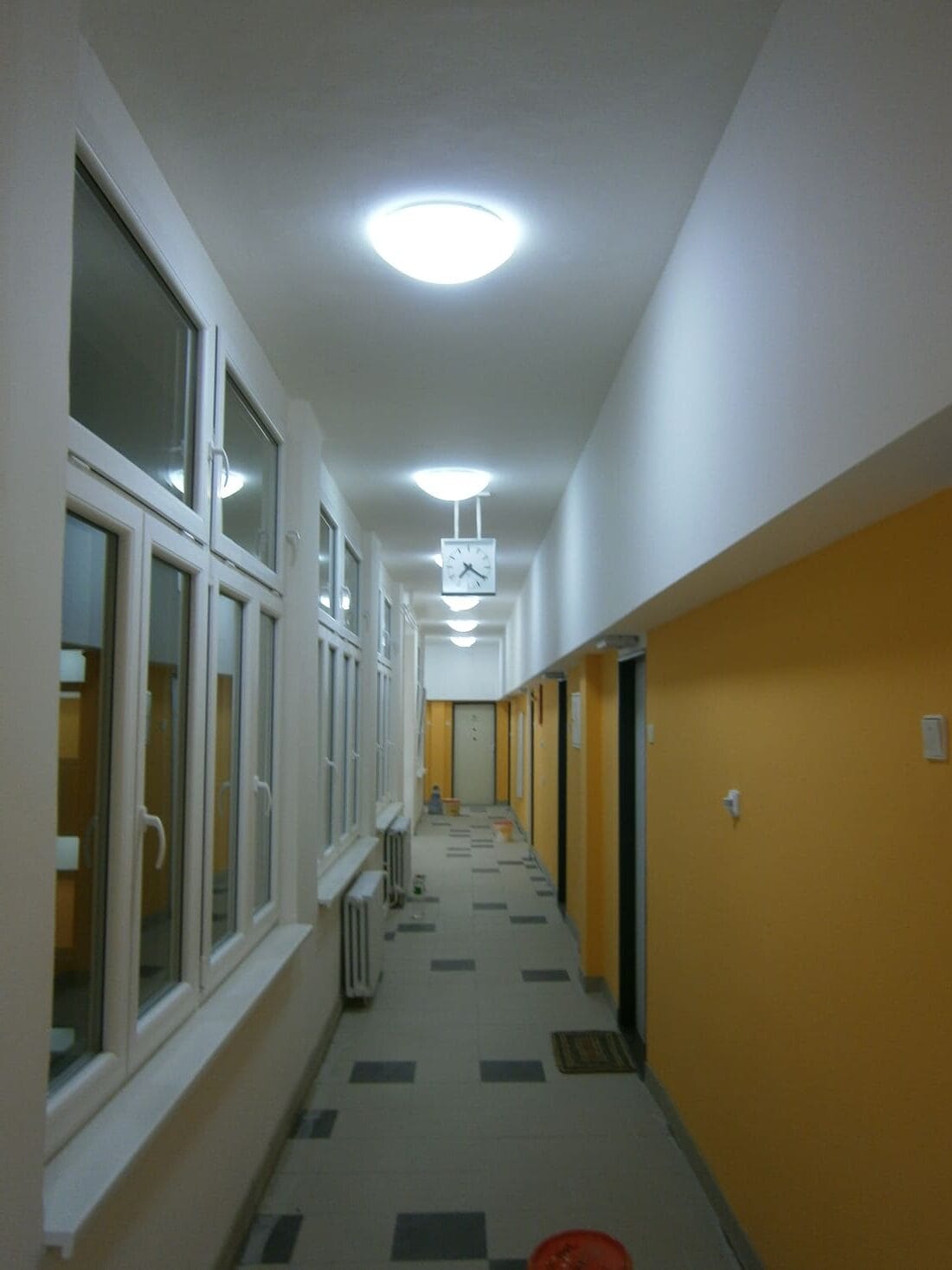 Elektromontáže v chodbě budovy – dokončené elektroinstalace a osvětlení