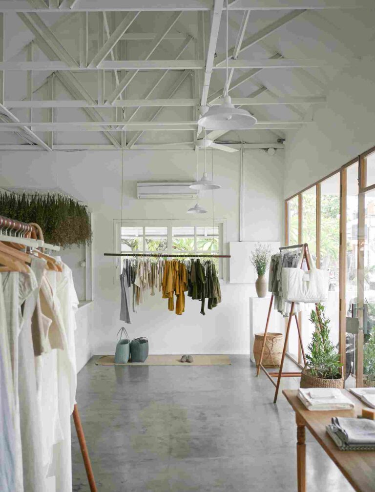 Lichtdurchfluteter Concept Store mit minimalistischer Einrichtung und Bekleidung – Verkaufsraum mit typischen akustischen Herausforderungen.