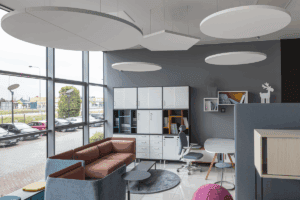 Moderner Bürobereich mit großen runden Deckenabsorbern für bessere Raumakustik und Mitarbeiterwohlbefinden; Foto: Ecophon.