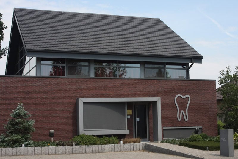 verhoogde visibiliteit door originele gevel signalisatie