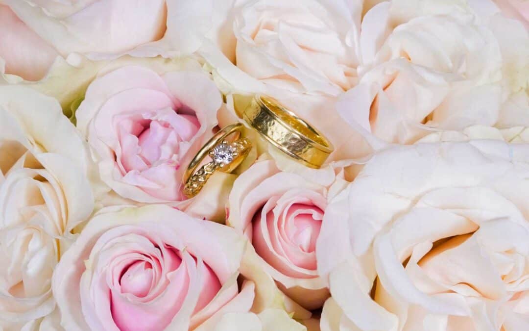 How to Select the Perfect Roses for Every Wedding Theme: Expert Tips for Florists