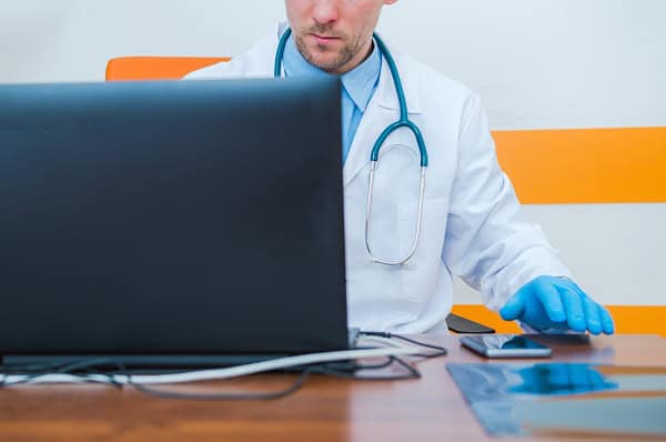 il lavoro del dermatologo