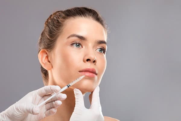 Per tornare a guardarsi allo specchio con il sorriso, provate i filler all’acido ialuronico a Milano