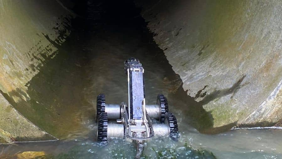 Sewage surveys using cameras and robots