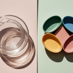 Deux biberons côte à côte - verre et plastique pour bébé