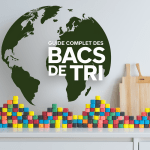 Bacs de tri colorés dans une cuisine moderne avec globe terrestre