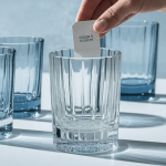 Main retirant étiquette de bocal en verre, méthode de nettoyage