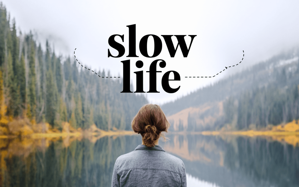 Personne contemplant un paysage paisible avec sablier, concept slow life