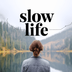 Personne contemplant un paysage paisible avec sablier, concept slow life