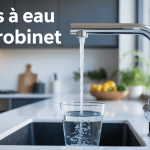 Robinet avec filtre à eau transparent, eau pure coulant dans un verre