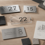 Plaques numero de maison design sur bureau d'architecte