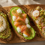 recettes toast avocat sur pain croustillant, œuf, saumon, radis