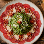 accompagnement carpaccio de boeuf roquette parmesan focaccia