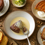 Gâteau pour accompagner une crème anglaise sur table avec autres desserts