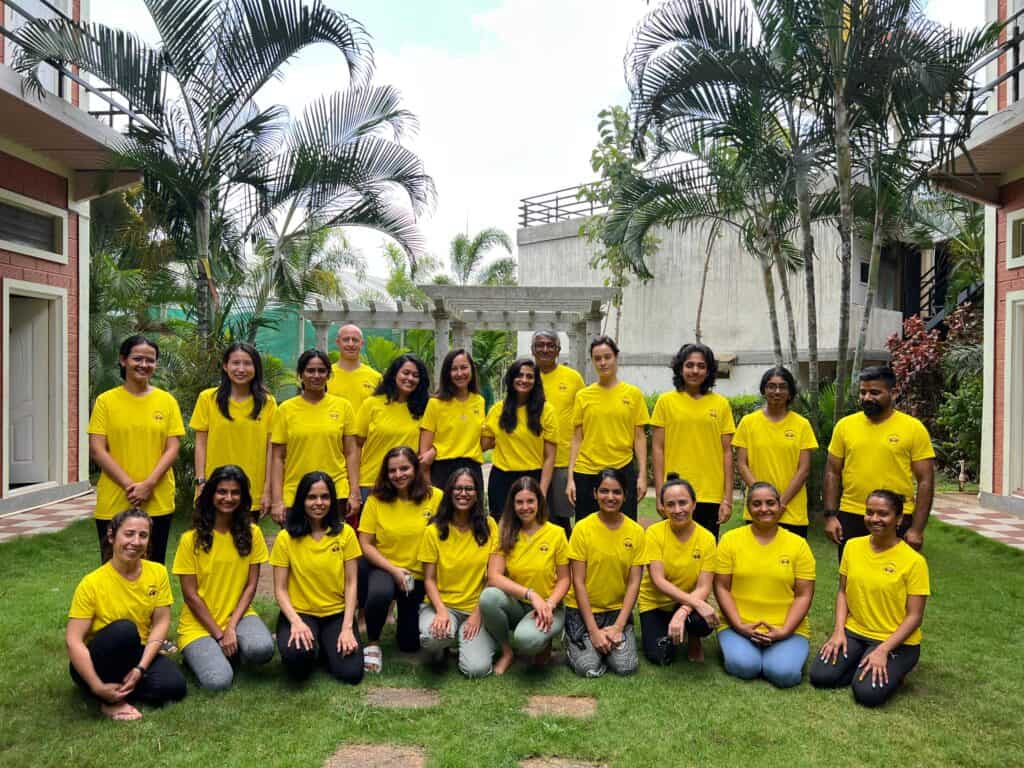 Gruppo di praticanti yoga in un ambiente naturale e rilassante.