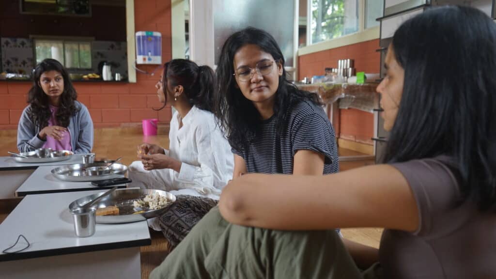 Immagine di un momento di relax e condivisione durante una sessione di yoga in gruppo.