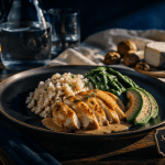 Assiette aliments pauvre en glucide avec poulet, avocat et riz de chou-fleur