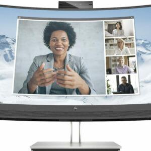 Διασταυρωμένος υπολογιστής με μόνιτορ και video κλήσεις για επαγγελματική επικοινωνία.