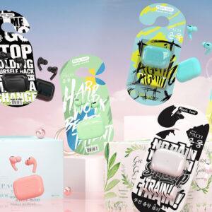 Ασύρματα ακουστικά σε τυχαία χρώματα, με μοντέρνο σχεδιασμό και χαμηλή τιμή.