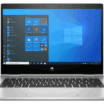 Φωτογραφία τεχνολογικού φορητού υπολογιστή με Windows 10 στην οθόνη.