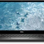 Προηγμένο laptop Dell με οθόνη επιφάνειας νερού και πεταλούδες, ιδανικό για εργασία και ψυχαγωγία.
