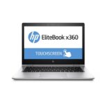 Ανθρώπινη εικόνα πιάνει ηλεκτρονικό υπολογιστή HP EliteBook x360 με οθόνη αφής.