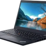 Φορητός υπολογιστής Lenovo σε χειμερινό τοπίο με χιόνι και βουνά.