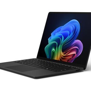 Φορητός υπολογιστής με έγχρωκη οθόνη και πληκτρολόγιο, πρόσφατα αναβαθμισμένος.