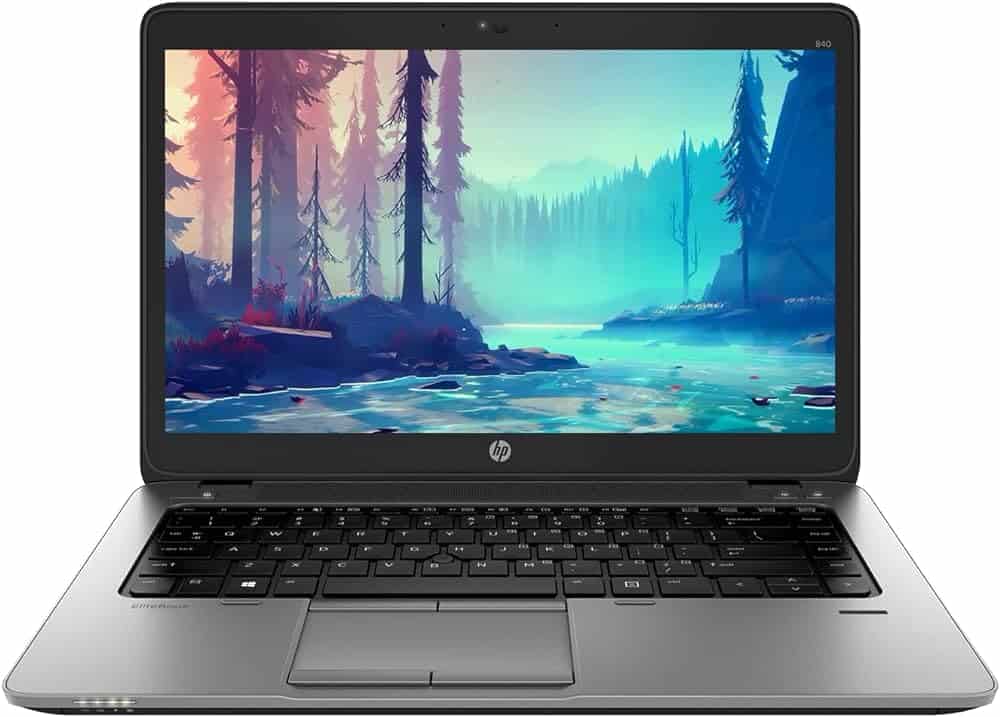 Βιβλιοθήκη με laptop HP σε πράσινο τοπίο, οθόνη με δασική φύση.