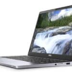 Laptop με ορεινό τοπίο στην οθόνη, λειτουργική και μοντέρνα συσκευή.