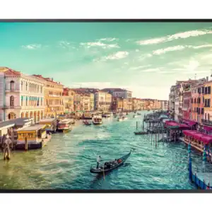 Πολύχρωμο τοπίο με κανάλι στη Βενετία, με πλοία και ιστορικά κτίρια.