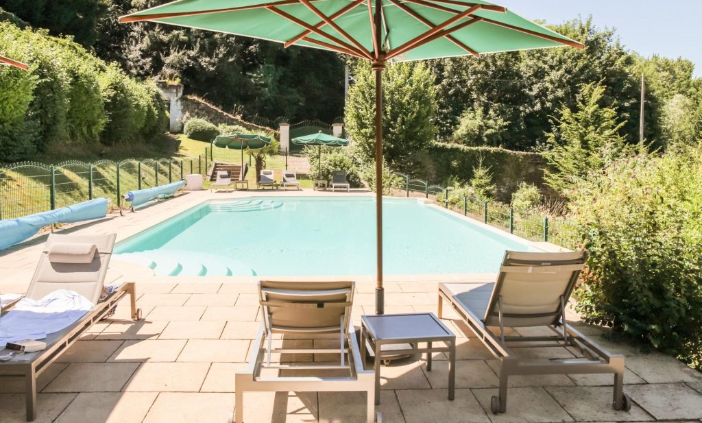 Le Château de Pray : entre patrimoine, excellence et responsabilité la piscine chauffée du château de pray