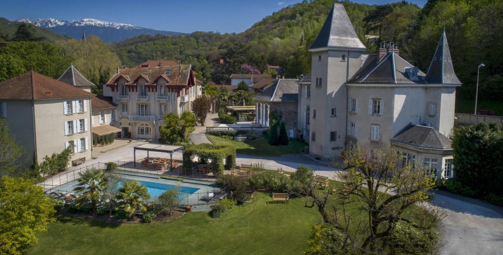Demeures privées : nos adresses pour séjourner au cœur du « patrimoine » vue de haut du château de la commanderie