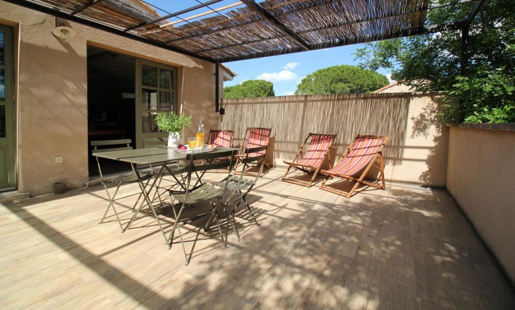 Nos maisons kid-friendly : des hôtels et restaurants pensés pour toute la famille terrasse extérieure d'une chambre au domaine des clos