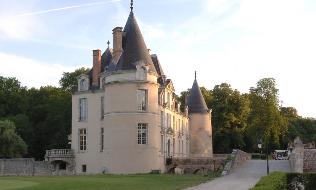 Nos maisons kid-friendly : des hôtels et restaurants pensés pour toute la famille vue extérieure du château d'augerville golf & spa