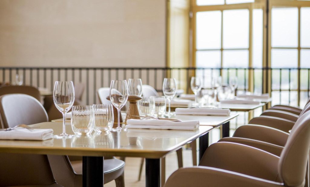 Les meilleurs restaurants pour les JO 2024 à Paris intérieur du restaurant teritoria ore - alain ducasse à versailles