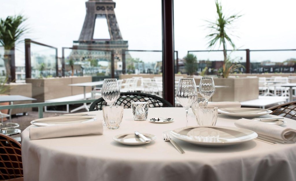 Les meilleurs restaurants pour les JO 2024 à Paris vue depuis une table du restaurant gastronomique teritoria les ombres quai branly à paris