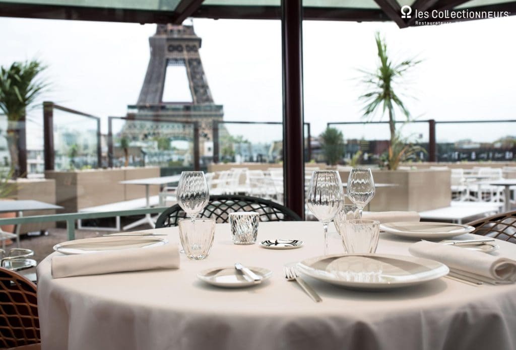vista da un tavolo del ristorante gourmet teritoria di les ombres quai branly a parigi