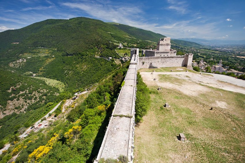 Escapade en Italie : de Florence à Rome, en passant par Pérouse la rocca maggiore a assise © traveler1116 istock 850x567 1