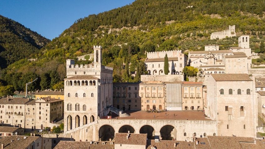 Escapade en Italie : de Florence à Rome, en passant par Pérouse vue sur gubbio et le palazzo dei consoli © mrkit99 istock 1 850x477 1