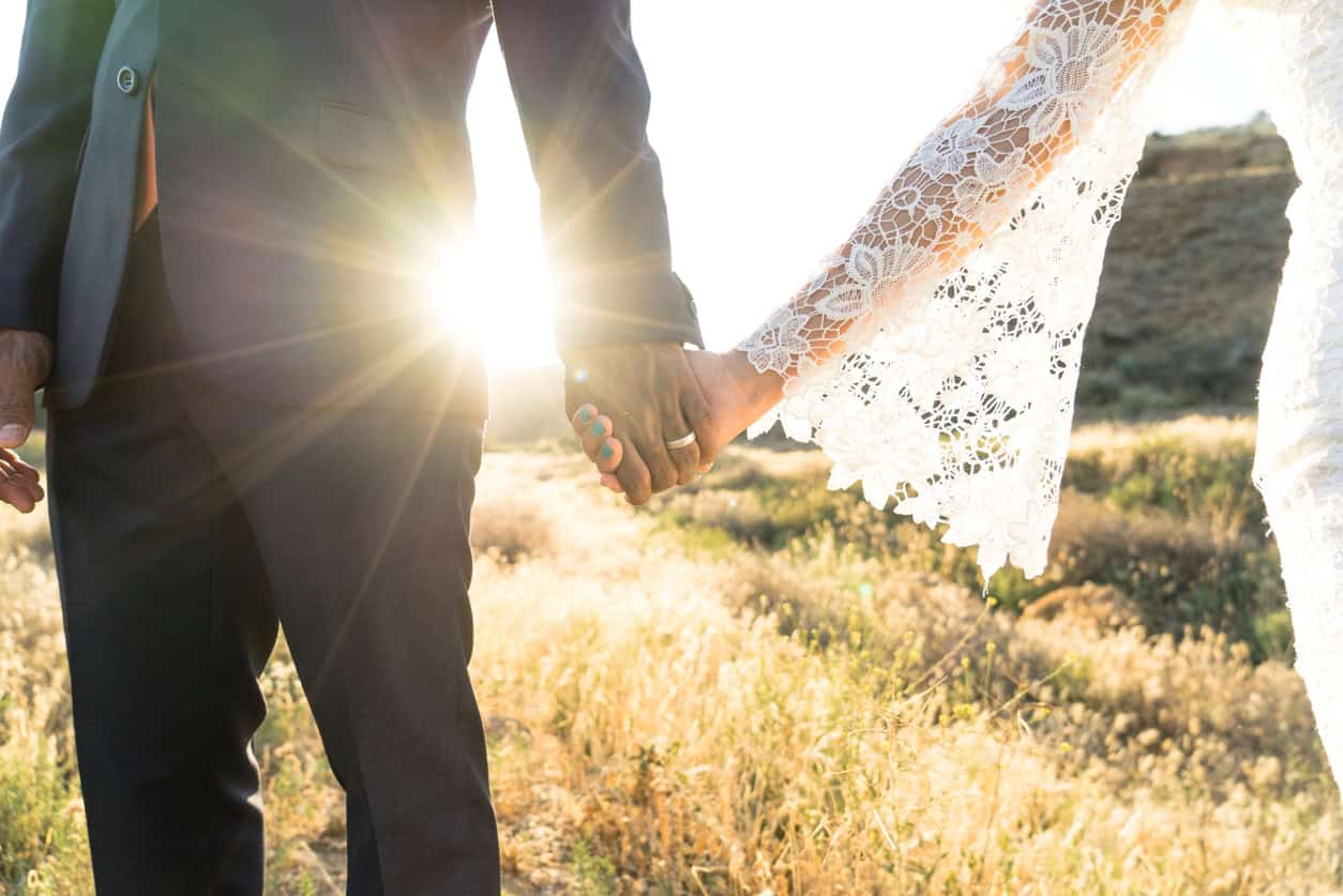 istock 494698184 cjason lee hughes interracial couple tenant mains dans un mariage