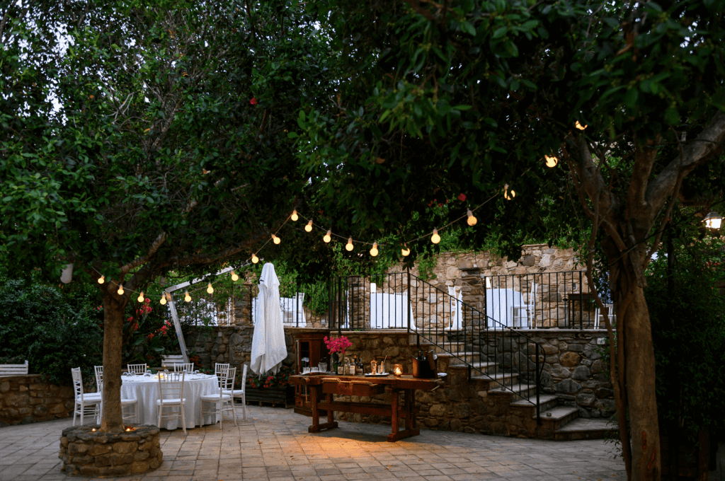 La route gastronomique de Teritoria en Calabre le jardin de dattilo, relais & ristorante adresse teritoria en calabre, italie. arbres avec lumières chaleureuses et tables avec nappe blanche. country chic